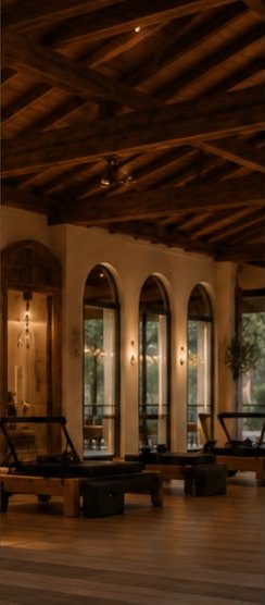 Salón de ALMA con ventanales en arco y reformers